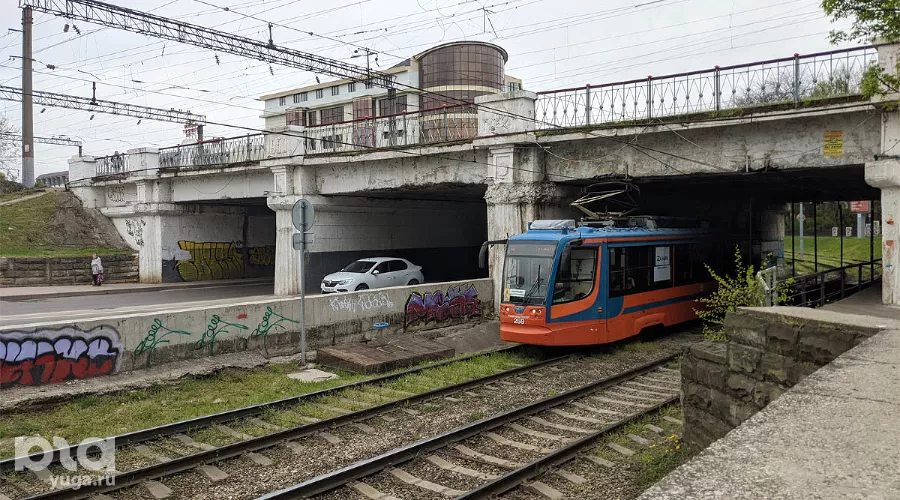 Трамвай под Вишняковским виадуком &copy;&nbsp;Фото Антона Быкова, Юга.ру