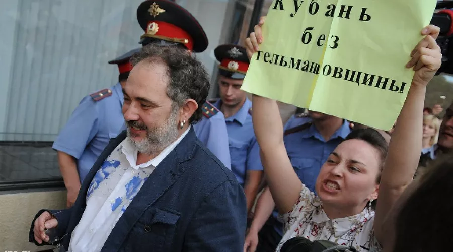 Акция протеста против Марата Гельмана перед открытием выставки Icons &copy;&nbsp;Елена Синеок. ЮГА.ру