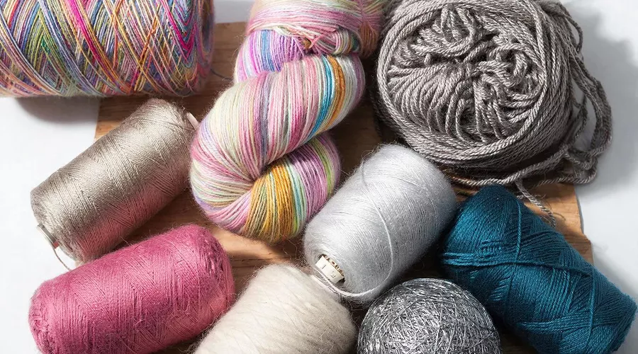 нитки &copy;&nbsp;Изображение сгенерировано нейросетью Gigachat