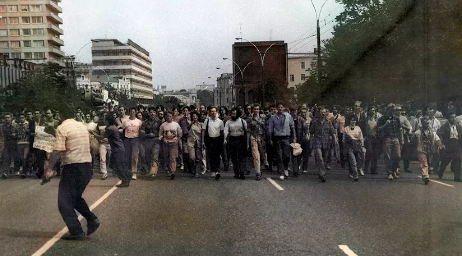 Марш от Кремля к Белому дому, 19 августа 1991 года &copy;&nbsp;Оригинальное фото Ивана Симочкина, wikipedia.org, раскрашено нейросетью mail.ru