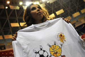 Благотворительный аукцион в рамках акции "Добро своими руками" © Елена Синеок, ЮГА.ру