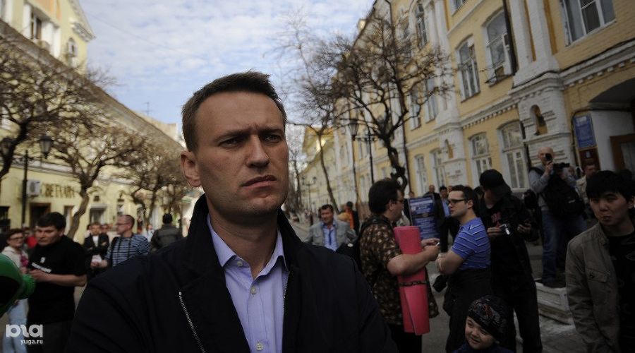 Алексей Навальный ожидает начала митинга в поддержку сторонников Олега Шеина, Астрахань, апрель 2012 года  © Фото Михаила Мордасова, Юга.ру