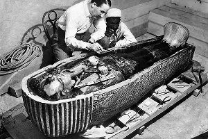 Говард Картер изучает третий золотой саркофаг Тутанхамона. Заметно наличие бальзамирующего состава, вылитого в саркофаг &copy;&nbsp;Автор Exclusive to The Times, изображение находится в общественном достоянии