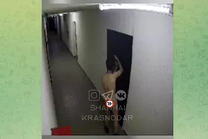 Голый мужчина в подъезде ЖК «Три кита» в Краснодаре &copy;&nbsp;Скриншот видео телеграм-канала &laquo;Шанхай Краснодар&raquo;, t.me/s/shanhai_krasnodar