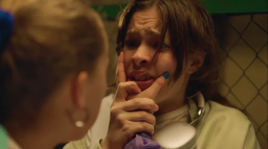 Кадр из трейлера сериала «Плакса» &copy;&nbsp;Скриншот со страницы https://wink.ru/series/plaksa-year-2023