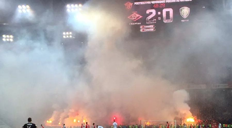 Матч «Спартак» - «Терек» приостановили из-за пиротехники &copy;&nbsp;Фото из твиттера Dmitry Egorov, twitter.com/edim_sport