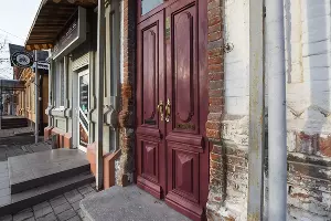 Двери после реставрации. Дом мещан Петренко в Краснодаре, улица Буденного, 157 &copy;&nbsp;Фото Елены Синеок, Юга.ру