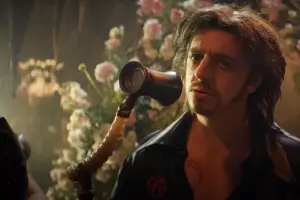 Кадр из трейлера к сериалу «Король и Шут» &copy;&nbsp;Скриншот видео с YouTube-канала &laquo;Кинопоиск Премьеры&raquo;, www.youtube.com/@kinopoisk_new