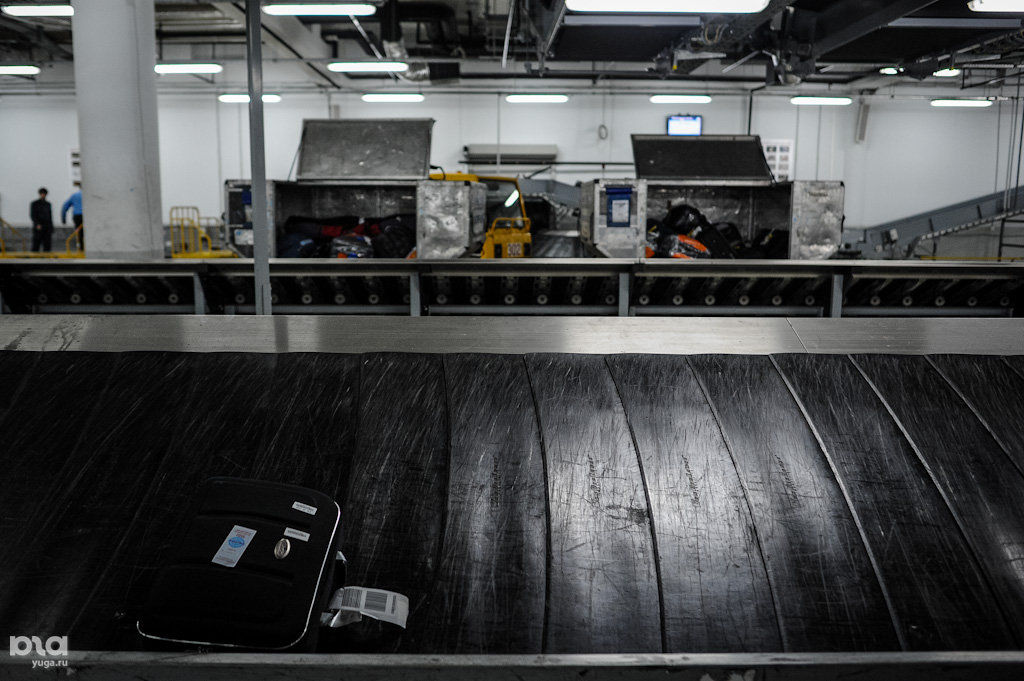 аэропорт сочи сотрудники. аэропорт сочи пассажиры. аэропорт сочи. работа в аэропорту сочи вакансии. стойка регистрации пассажиров.