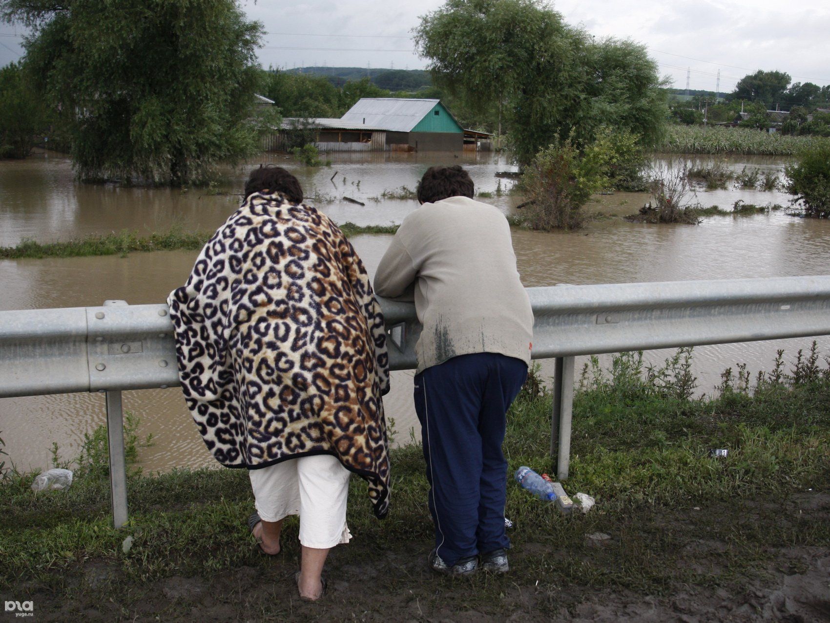 Пострадавшие от наводнения жители. Пострадавшие от наводнения жители. Наводнение в рузе 2020. Люди при наводнении. Наводнение пакистана 27.