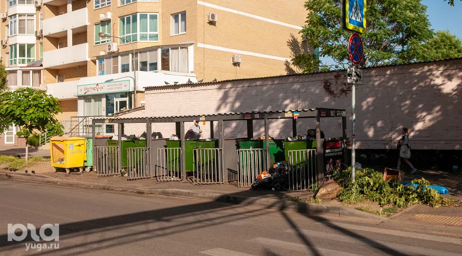 Площадка для мусорных контейнеров на углу улиц Железнодорожная и Базовская Дамба &copy;&nbsp;Фото Александра Гончаренко, Юга.ру