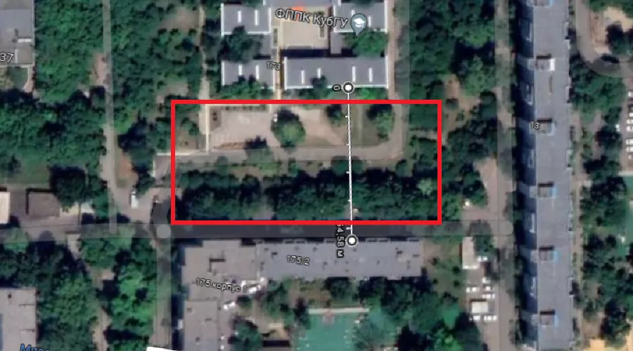 На выделенной красным зоне собираются построить три блока общежития. Расстояние между зданием КубГУ и ближайшим домом — около 55 метров &copy;&nbsp;Скриншот спутниковой карты google.com/maps, графика Юга.ру