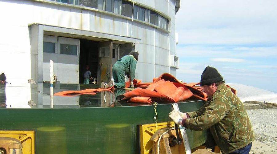 Подготовка зеркала к погрузке в новый контейнер &copy;&nbsp;Фото с сайта sao.ru
