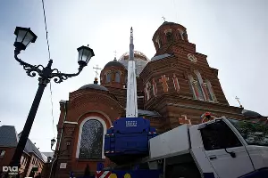 Установка нового креста на главный купол Свято-Екатериненского собора &copy;&nbsp;Влад Александров. ЮГА.ру