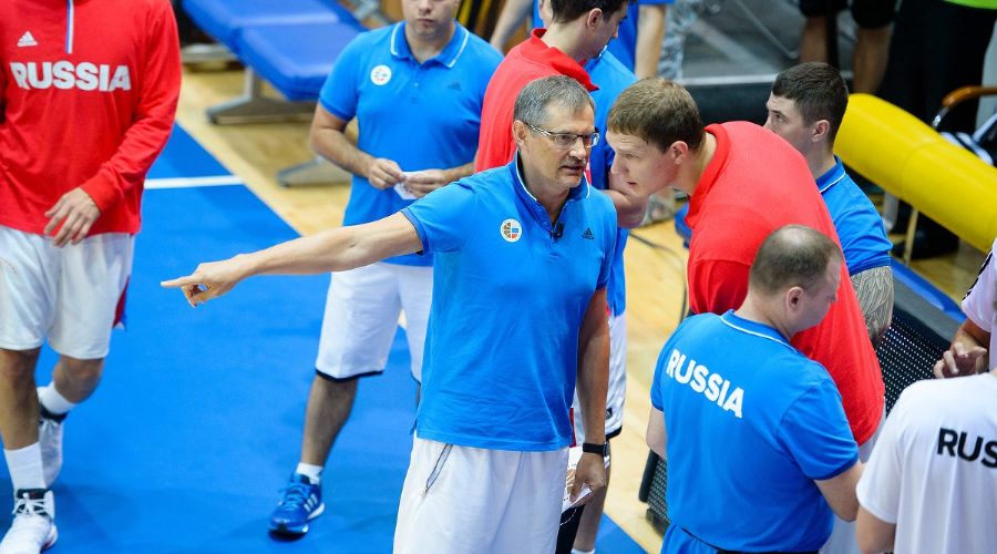 Главный тренер сборной России по баскетболу Сергей Базаревич и центровой Тимофей Мозгов © Фото с официального сайта Россиийской федерации баскетбола, russiabasket.ru