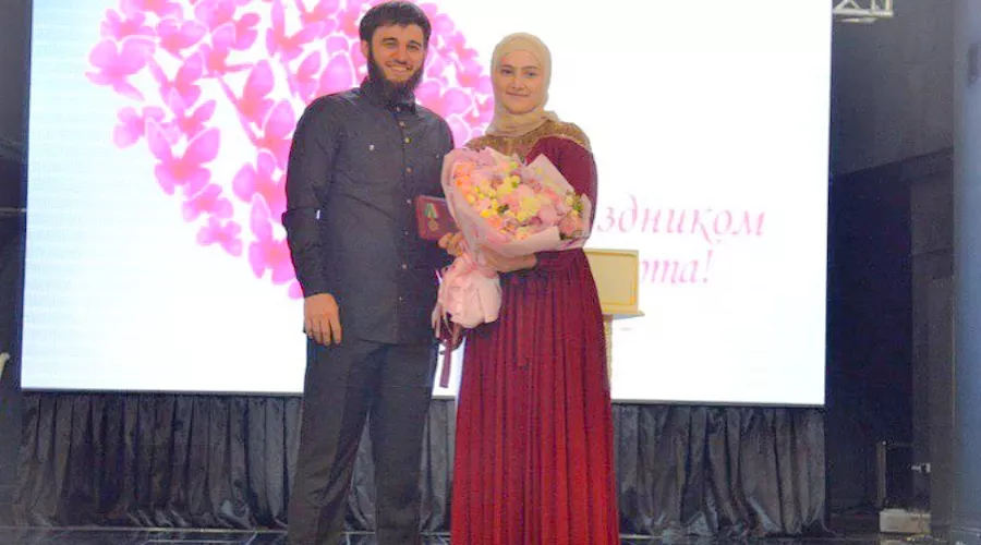 Айшат Кадырова на награждении медалью «За заслуги перед Чеченской Республикой» &copy;&nbsp;Фото пресс-службы администрации главы Чеченской Республики