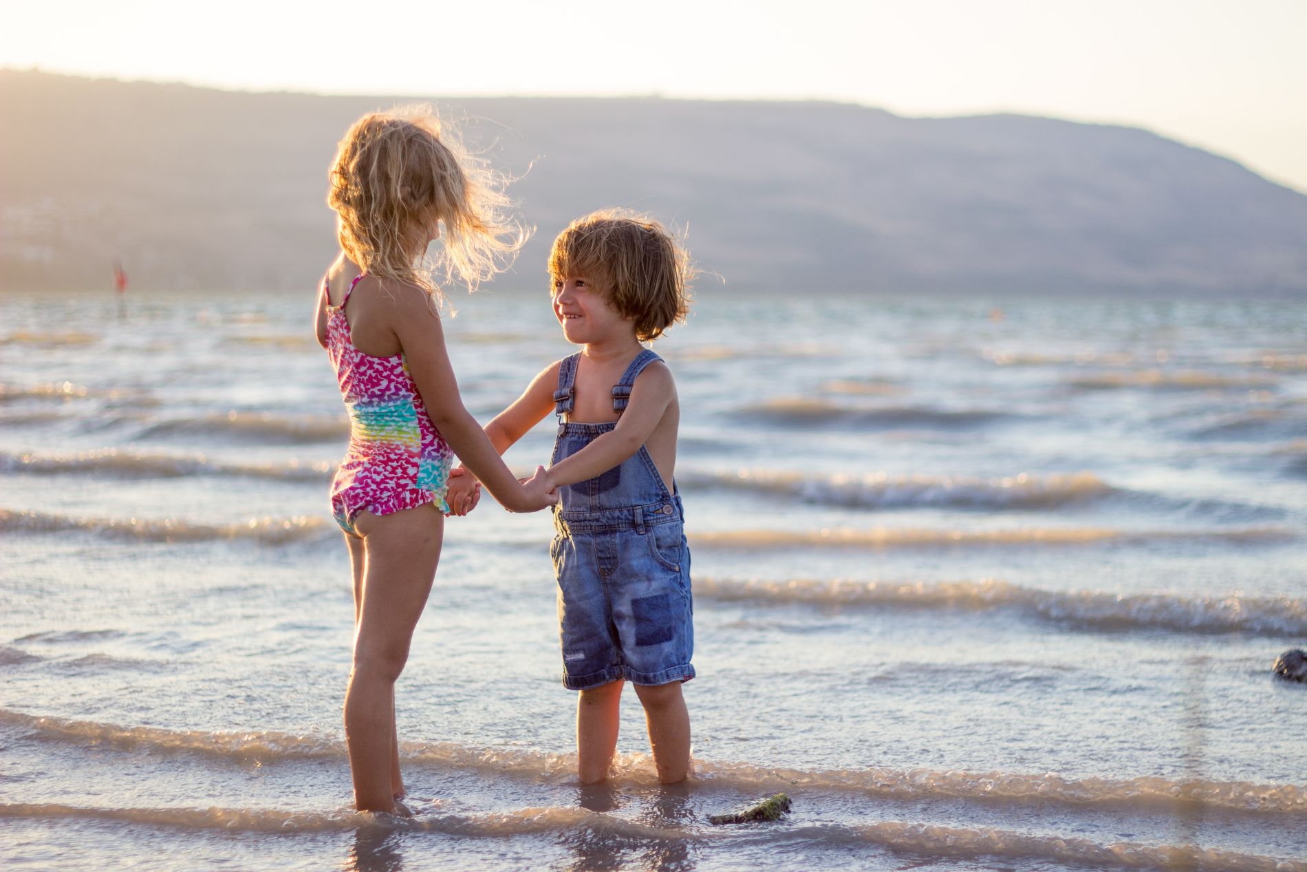 Дети на пляже девочек
