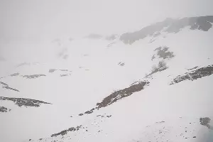 Курорт «Роза Хутор», 2100 метров, вид с Лавинного домика, 15 мая &copy;&nbsp;Скриншот с сайта sochi.camera