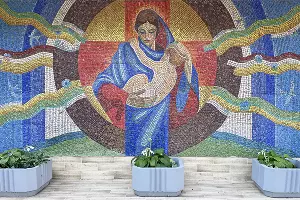 Мозаика на фасаде жилого дома, улица Вишняковой, 53 &copy;&nbsp;Фото Алексея Угольникова