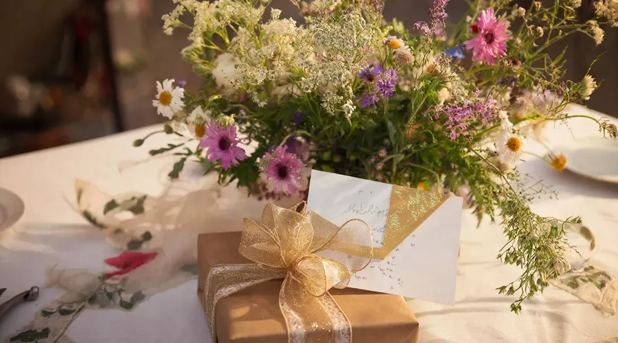 подарок &copy;&nbsp;Изображение сгенерировано нейросетью Gigachat