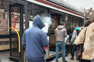 Мужчина лежит под трамваем © Фото Юга.ру