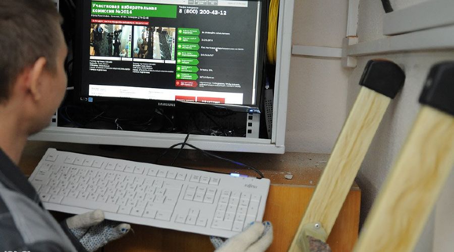Первая вебкамера для наблюдения за президентскими выборами © Елена Синеок. ЮГА.ру