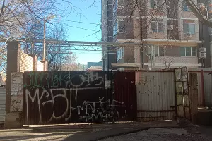 Гаражи и заборы во дворах на пересечении Российской и 40 лет Победы &copy;&nbsp;Фото Яры Гуляевой, Юг.ру