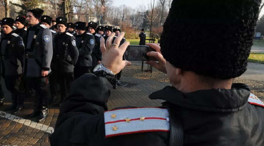 В Краснодаре состоялся смотр казаков, которые будут нести патрульную службу в Сочи во время Олимпиады &copy;&nbsp;Елена Синеок, ЮГА.ру