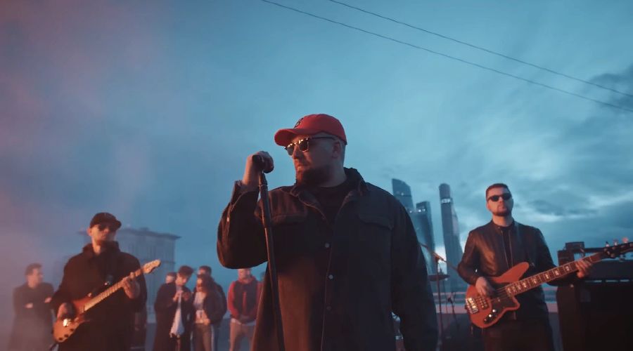 Кадр из клипа Басты к треку «На заре («Альянс» Cover)» © Скриншот видео на ютуб-канале Gazgolder