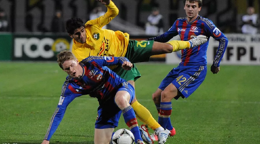 На глазах у Георгия Щенникова (№42) Арас Озбилиз (в центре) проигрывает единоборство Расмусу Эльму &copy;&nbsp;Елена Синеок, ЮГА.ру