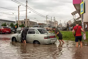 Последствия ливня на улице Московской &copy;&nbsp;Фото Дмитрия Пославского, Юга.ру