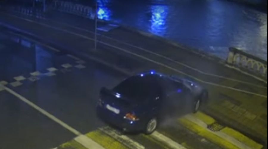 Водитель снес часть парапета на набережной в Сочи © Скриншот из видео