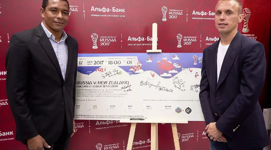 Жилберто Силва и Денис Глушаков &copy;&nbsp;Фото с официального сайта ФИФА, ru.fifa.com/confederationscup