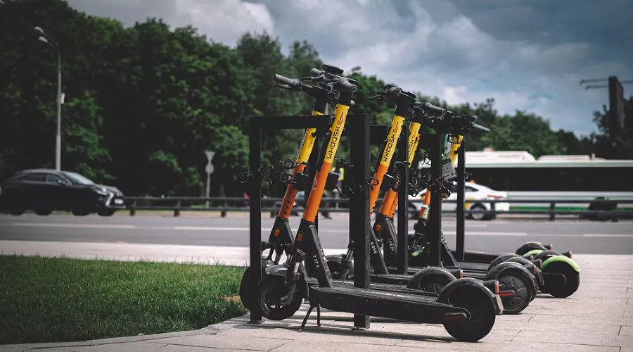 Самокаты &copy;&nbsp;Фото Egor Myznik, unsplash.com