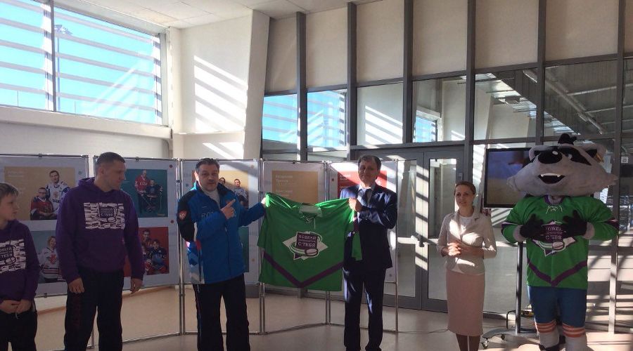 Открытие фотовыставки «Мы разные — хоккей один». Игрок команды «Снегири» Тимофей Федотов, вратарь сборной России Владимир Каманцев, главный тренер сборной России Александр Шелянин, директор сочинского регионального отделения компании «МегаФон» Игорь  © Фото Юга.ру