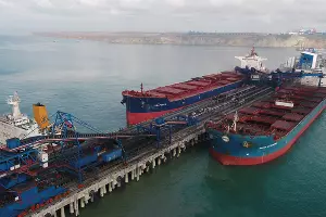 Загрузка угля в балкеры у причалов Таманского терминала навалочных грузов &copy;&nbsp;Фотография предоставлена пресс-службой ОТЭКО