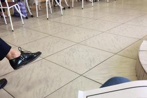 Жалоба на хранящиеся под столом бюллетени, что усложняет обзор наблюдения на УИК № 2111 &copy;&nbsp;Фото с сайта kartanarusheniy.org