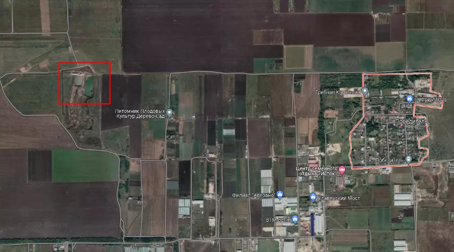 Справа — поселок Победитель, слева — желтое озеро, рядом с которым находится незаконная свалка &copy;&nbsp;Скриншот сайта Google Maps, www.google.com/maps/place