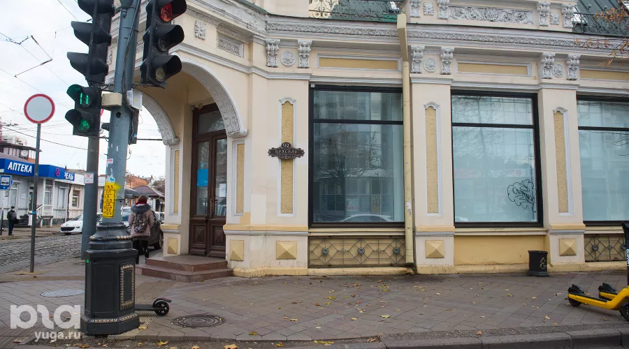 Здание на пересечении улиц Красной и Горького &copy;&nbsp;Фото Елены Синеок, Юга.ру