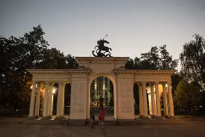 Сквер им. Маршала Г.К. Жукова &copy;&nbsp;Фото Елены Синеок, Юга.ру