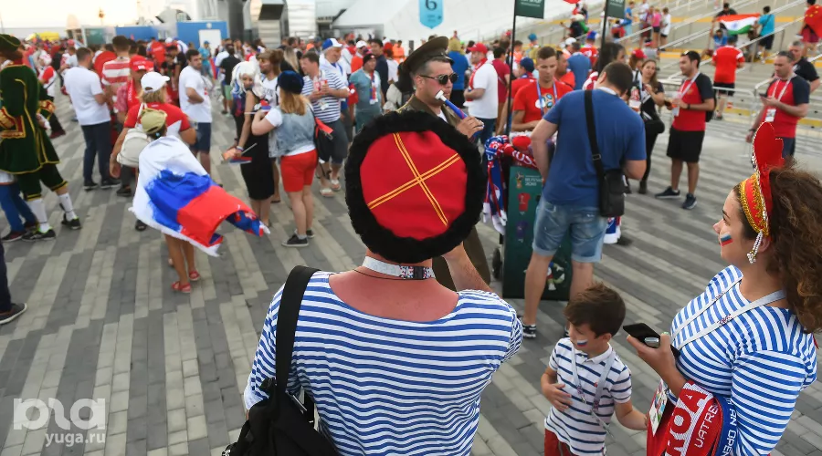 Фанаты сборных России и Хорватии перед четвертьфиналом ЧМ-2018 в Сочи &copy;&nbsp;Фото Елены Синеок, Юга.ру