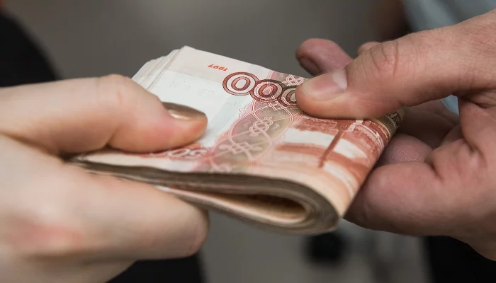 Передача денег &copy;&nbsp;Фото Елены Синеок, Юга.ру