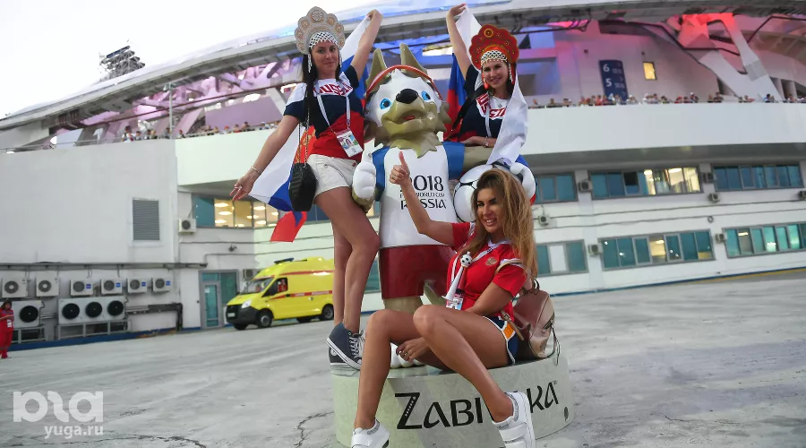 Фанаты сборных России и Хорватии перед четвертьфиналом ЧМ-2018 в Сочи &copy;&nbsp;Фото Елены Синеок, Юга.ру