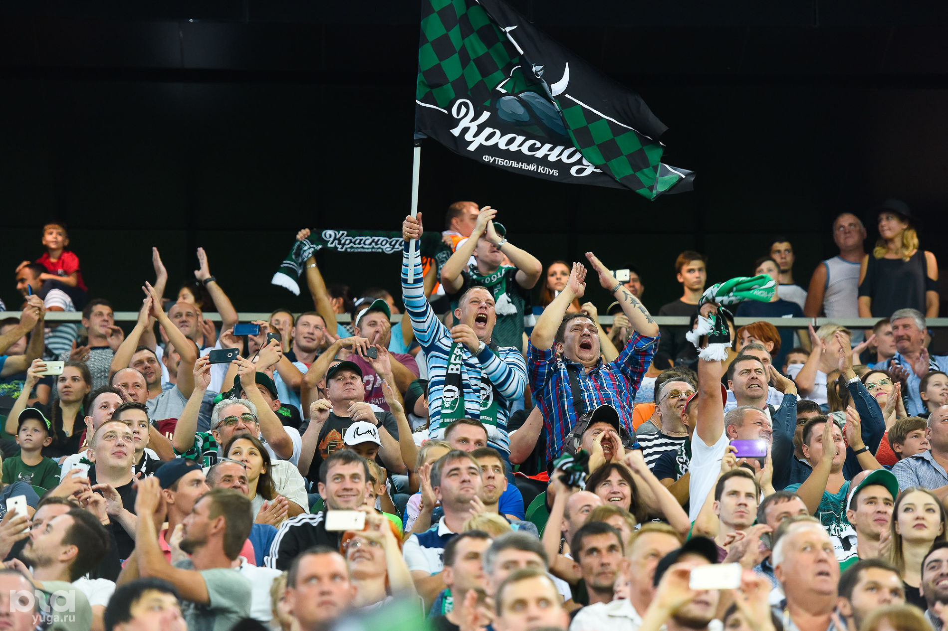 Команда болельщиков. Болельщики футбола. Фанат команды. Болельщики футбола. Болельщики радуются.