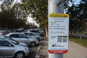 Автомобили на платной парковке &copy;&nbsp;Фото Елены Синеок, Юга.ру