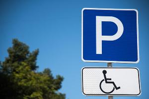 Парковка с местами для инвалидов © Елена Синеок, ЮГА.ру