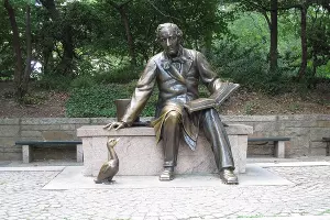 Статуя в Центральном парке в Нью-Йорке, посвящённая памяти Андерсена и его произведению «Гадкий утенок» &copy;&nbsp;Фото Dismas