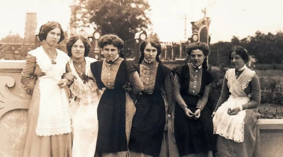 Гимназистки у здания Мариинского института в Екатеринодаре (1917), фото неизвестного автора &copy;&nbsp;Фото с сайта myekaterinodar.ru