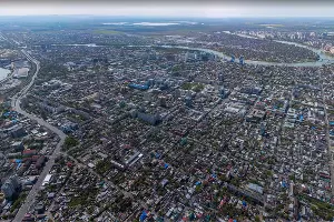 Вид от Покровского озера на центр Краснодара, реку Кубань, Яблоновский и Тургеневские мосты и поселок Яблоновский и аул Новая Адыгея &copy;&nbsp;Скриншот панорамы yandex.ru/maps 2020 года