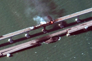 Последствия взрыва на Крымском мосту, спутниковый снимок компании Maxar © Скриншот телеграм-канала «Лентач», T.me/oldlentach